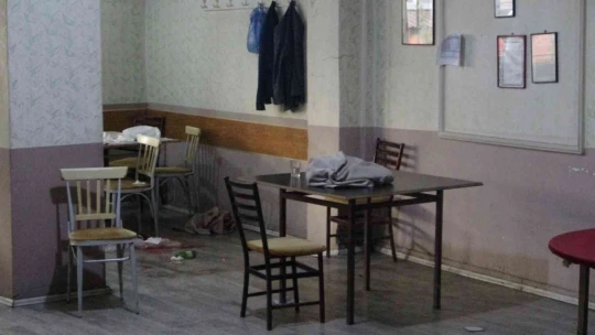 Kıraathanede okey oynarken vuruldu