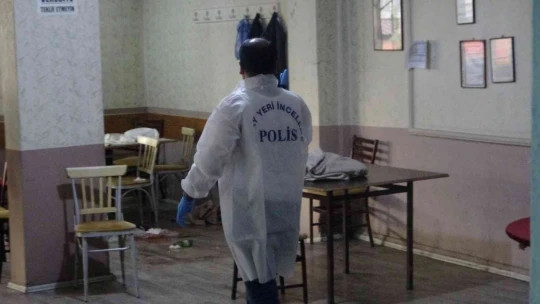 Kıraathanede okey oynarken vuruldu