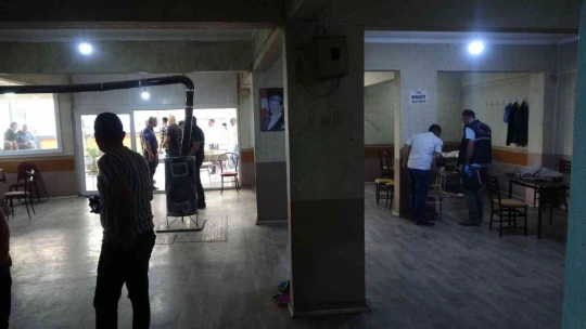 Kıraathanede okey oynarken vuruldu