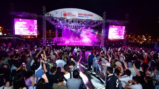 Kiraz Festivali'nde Mustafa Ceceli coşkusu