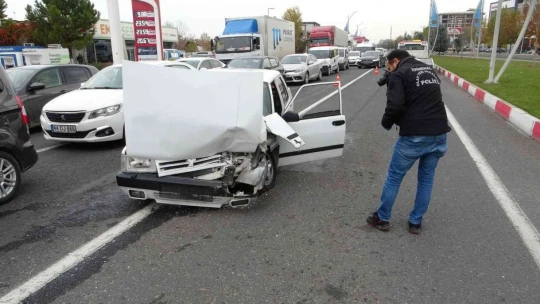 Kırmızı ışıkta bekleyen araçların arasına daldı