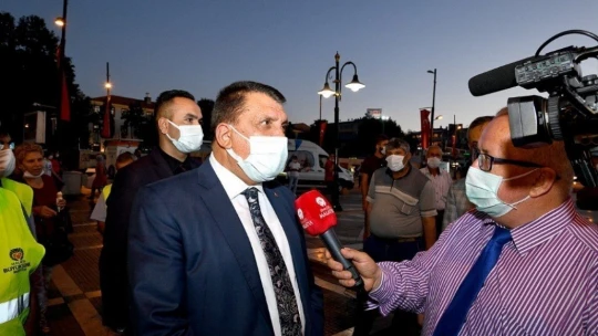 Kitap dağıtan Gürkan, kütüphane müjdesi verdi