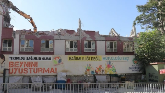 Kız Meslek Lisesi'nin ek binasının yıkımına başlanıldı