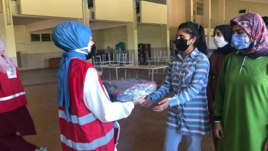 Kızılay'dan öğrencilere okul hediyesi