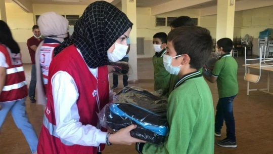 Kızılay'dan öğrencilere okul hediyesi