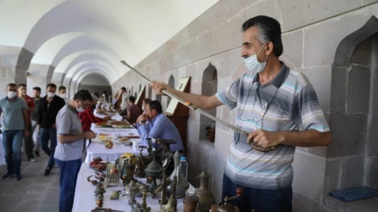 Koleksiyoncuların buluşma noktası: Antika Pazarı