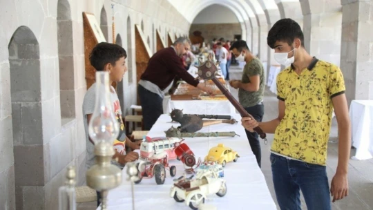 Koleksiyoncuların buluşma noktası: Antika Pazarı