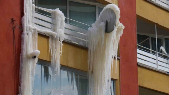 Kombisi patlayan ağır hasarlı bina, soğuk havada buz dağına döndü