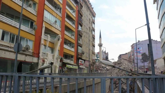 Kombisi patlayan ağır hasarlı bina, soğuk havada buz dağına döndü