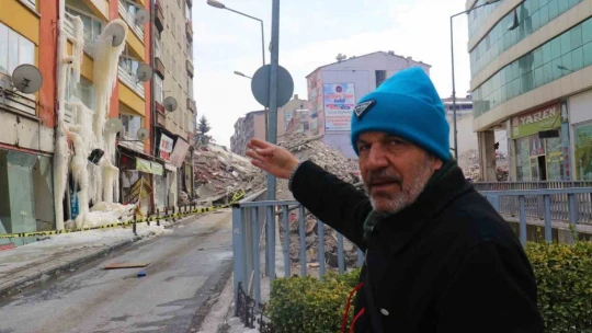 Kombisi patlayan ağır hasarlı bina, soğuk havada buz dağına döndü