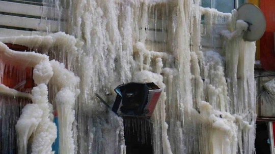 Kombisi patlayan ağır hasarlı bina, soğuk havada buz dağına döndü