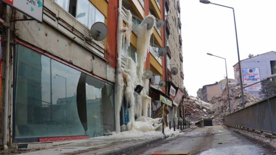 Kombisi patlayan ağır hasarlı bina, soğuk havada buz dağına döndü