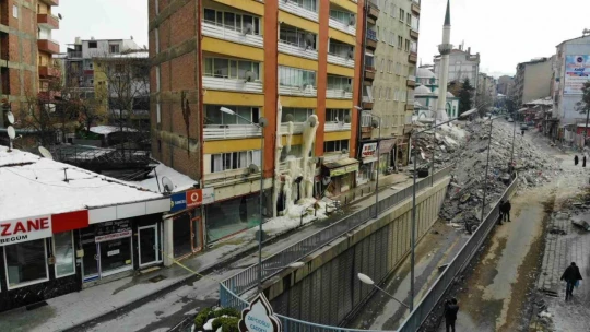 Kombisi patlayan ağır hasarlı bina, soğuk havada buz dağına döndü