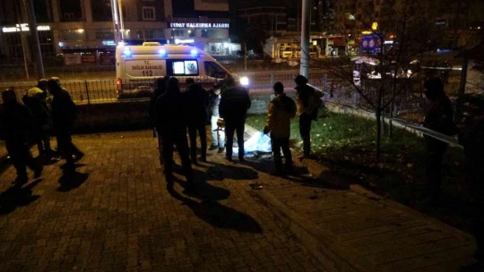 Kontrolden çıkan araç kaldırımda yürüyenlerin arasına daldı: 2 ölü, 1 yaralı