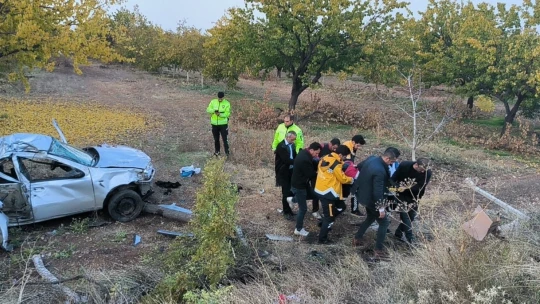 Kontrolden çıkan araç kayısı bahçesine uçtu: 1 yaralı