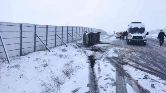 Kontrolden çıkan minibüs devrildi: 14 yaralı