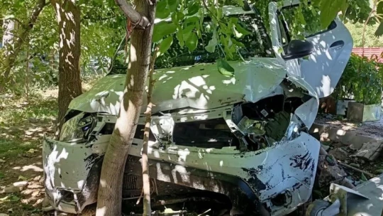 Kontrolden çıkan otomobil öğrencilerin arasına daldı