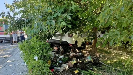 Kontrolden çıkan otomobil öğrencilerin arasına daldı