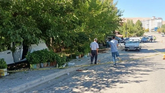 Kontrolden çıkan otomobil öğrencilerin arasına daldı