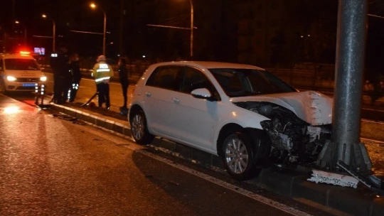 Kontrolden çıkan otomobil yön tabelası direğine çarptı