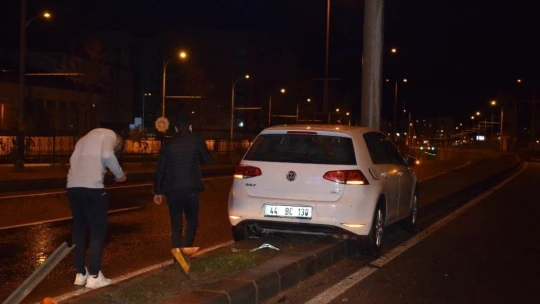 Kontrolden çıkan otomobil yön tabelası direğine çarptı