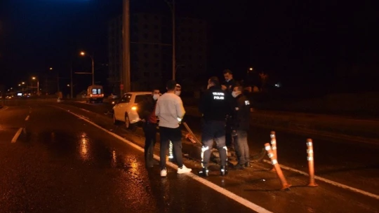 Kontrolden çıkan otomobil yön tabelası direğine çarptı