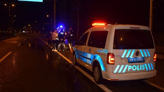 Kontrolden çıkan otomobil yön tabelası direğine çarptı