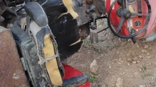 Kontrolden çıkan traktör devrildi: 2 yaralı