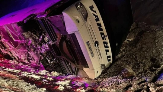 Yolcu otobüsü devrildi