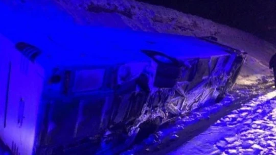 Yolcu otobüsü devrildi