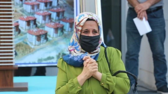 Konut kurasında ismi çıkan depremzedeler, duygu dolu anlar yaşadı