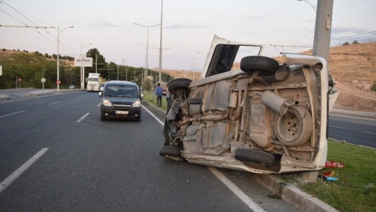 Köpeğe çarpmamak için manevra yaptı kazaya neden oldu