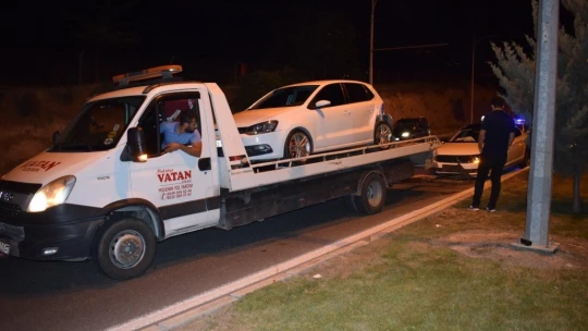 Köpeğe çarpmamak için yavaşladı kazaya karıştı: 3 yaralı