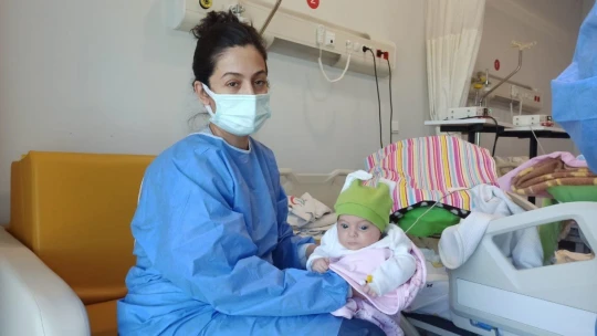 Koronaya yakalanan ikizler annesine kavuştu