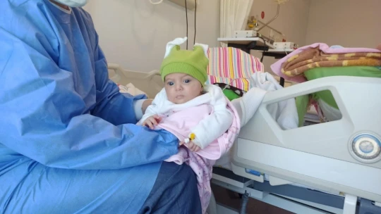 Koronaya yakalanan ikizler annesine kavuştu