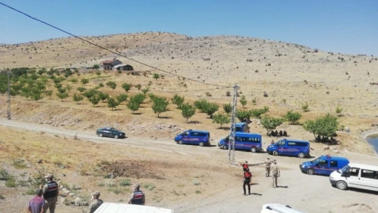 Köylerine yakın taş ocağına isyan eden vatandaşlar eylem yaptı