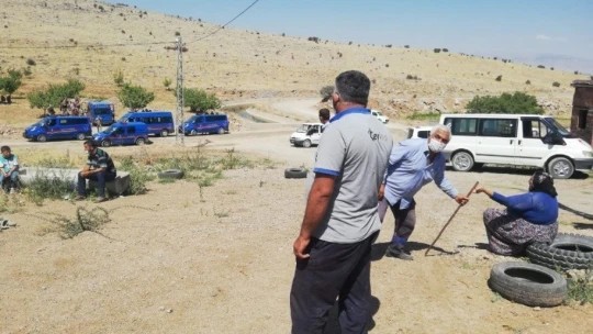 Köylerine yakın taş ocağına isyan eden vatandaşlar eylem yaptı