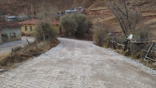 Kuluncak'ta mahalleler kilit taş ile buluşturuluyor