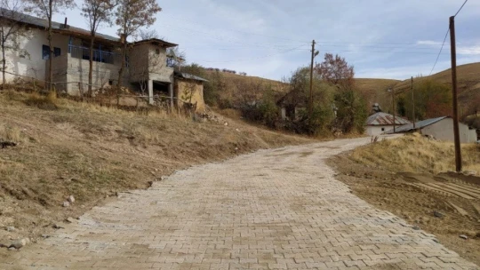 Kuluncak'ta mahalleler kilit taş ile buluşturuluyor