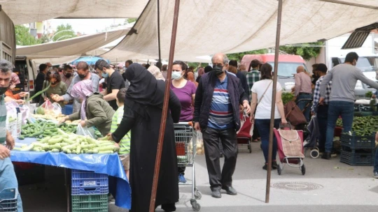 Kurulan semt pazarı esnafın da tüketicinin de yüzünü güldürdü