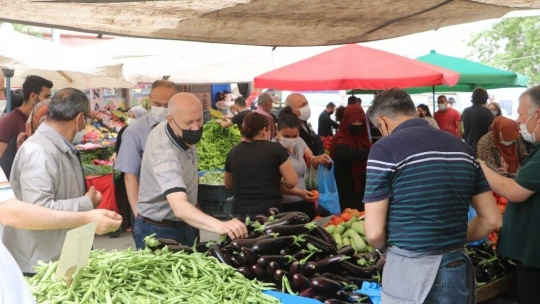 Kurulan semt pazarı esnafın da tüketicinin de yüzünü güldürdü