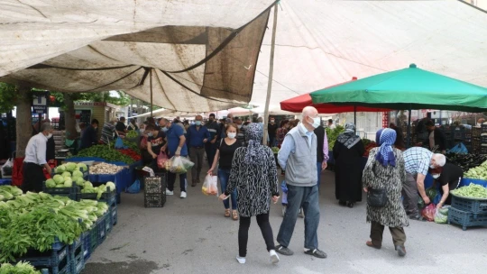 Kurulan semt pazarı esnafın da tüketicinin de yüzünü güldürdü