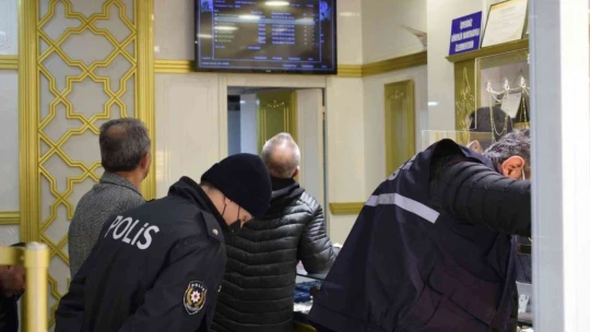 Bileziği aldığı anda kaçtı