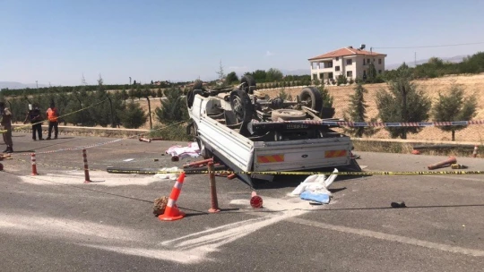 Lastiği patlayan kamyonet bariyerlere çarpıp ters döndü: 1 ölü, 2 yaralı