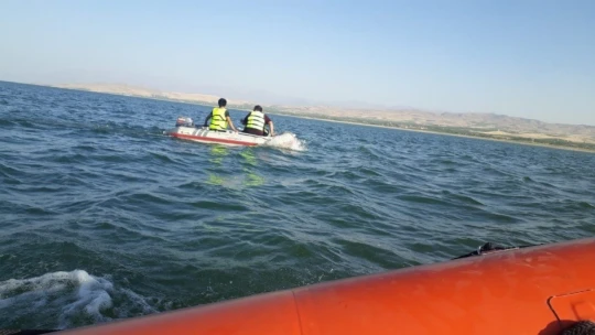 Lastik botla barajda mahsur kalan 2 kişi kurtarıldı