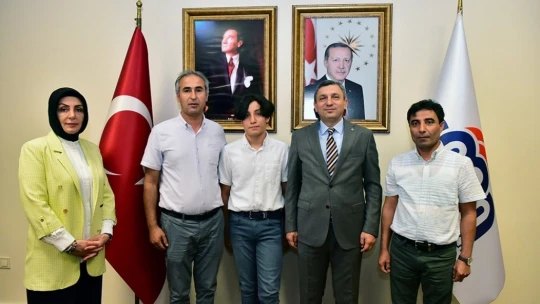 LGS birincilerine Vali Şahin'den hediye
