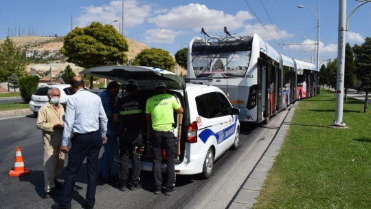 Makas atan otomobil faciaya neden oluyordu