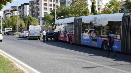 Makas atan otomobil faciaya neden oluyordu