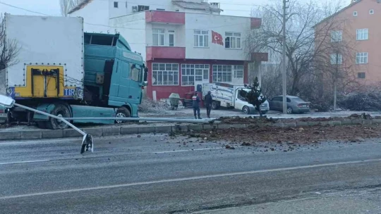 Makas kıran tır trafiği kilitledi