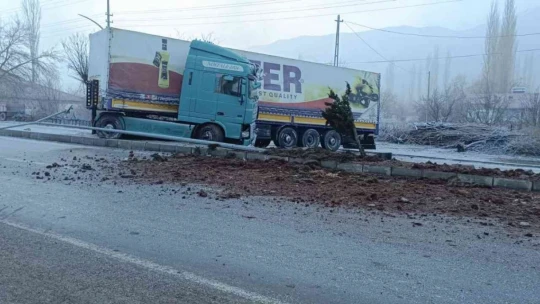 Makas kıran tır trafiği kilitledi